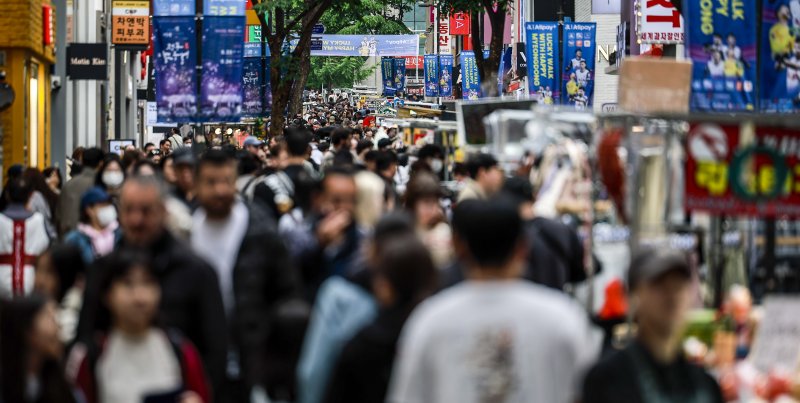 [서울=뉴시스] 정병혁 기자 = 5월 안전한 바카라사이트 산타카지노 마지막 날인 지난달 6일 서울 중구 명동거리가 시민을 비롯한 관광객들로 붐비고 있다. 2025.05.06. jhope@newsis.com