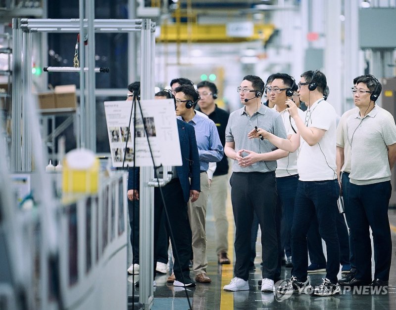 LG전자 테네시 공장 둘러보는 구광모 회장 (출처=연합뉴스)