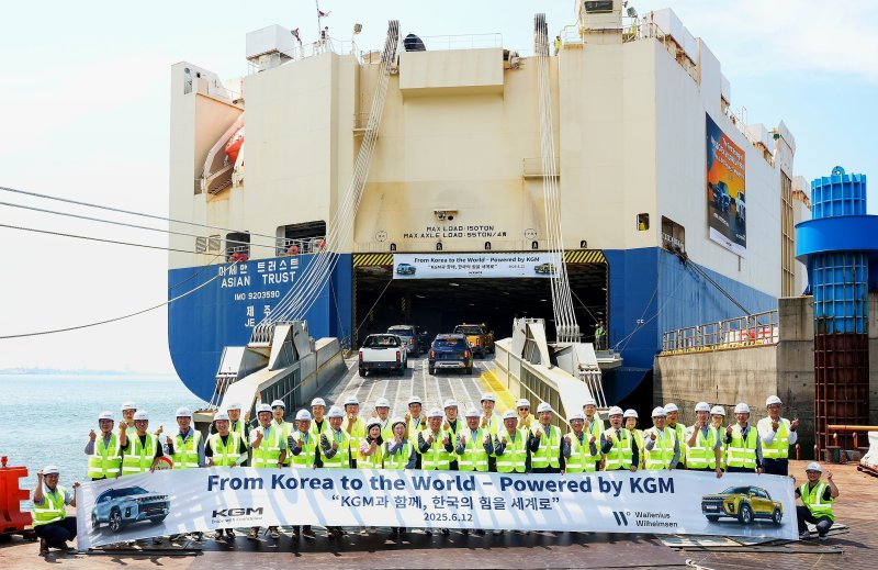 곽재선 KG그룹 회장을 비롯한 KG모빌리티 관계자들이 11일 경기 평택 국제자동차부두에서 열린 무쏘 EV·토레스 하이브리드 바카라 용어 선적 기념식에서 기념 사진을 찍었다.(KG모빌리티 제공) 2025.06.11.
