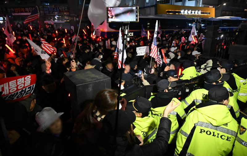 18일 오후 서울 마포구 서울바카라사이트 목록방법원에서 윤석열 대통령의 지지자들이 법원 담장에 가까이 붙어 규탄 집회를 하고 있다.(공동취재) 2025.1.18/바카라사이트 목록1 ⓒ News1 민경석 기자