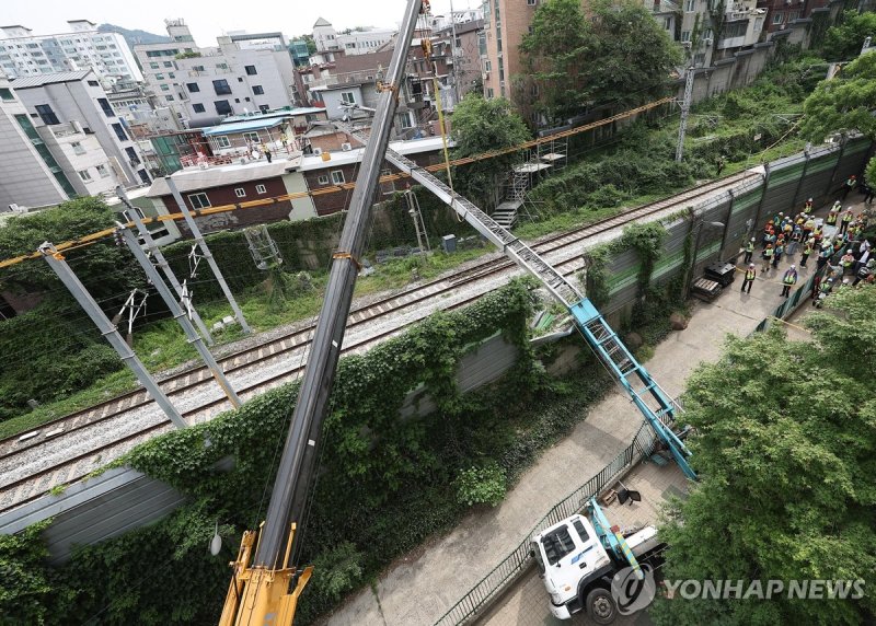 선로 위로 넘어진 사다리차 (출처=연합뉴스)