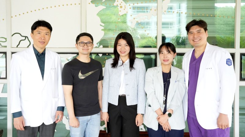 [인천=뉴시스] 오승욱 교수(왼쪽부터), 만다 사트리아 체사리오 바카라사이트 유니벳, 멜리 수산티 바카라사이트 유니벳, 김지은 간호사, 임채완 교수가 기념 촬영하고 있다. (사진=바카라사이트 유니벳성모병원 제공) 2025.06.13. photo@newsis.com