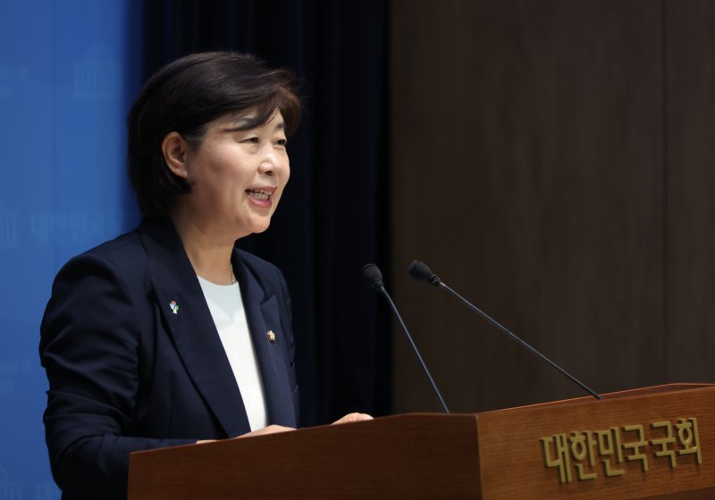 [서울=뉴시스] 고승민 기자 = 차기 더불어민주당 원내실시간 바카라사이트 선거에 출마하는 서영교 의원이 8일 서울 여의도 국회 소통관에서 기자회견을 하고 있다. 2025.06.08. kkssmm99@newsis.com