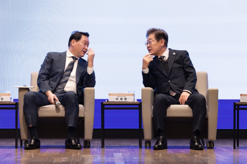 최태원 "6조 달러·세계 4위 韓日경제연합 만들자"...李정부에 정책제안집 전달