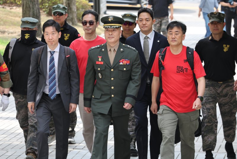 [서울=뉴시스] 황준선 기자 = 해병대원 순직 사고와 관련해 항명 등 혐의를 받는 박정훈 전 해병대 수사단장(대령)이 13일 서울 서초구 서울고등법원에서 열린 항소심 1차 공판에 출석하고 있다. 2025.06.13. hwang@newsis.com