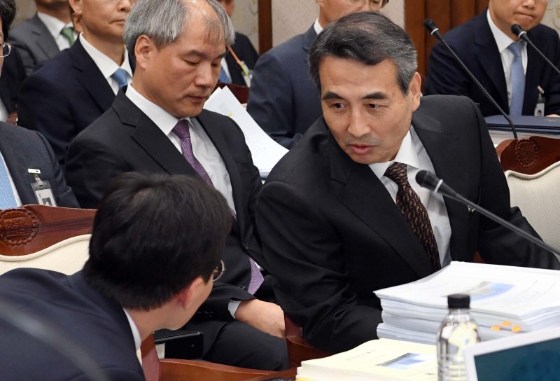 지난 2019년 10월 14일 서울 서초구 서울고등법원에서 열린 국회 법사위의 국정감사에서 민중기 서울중앙지방법원장이 직원과 이야기를 나누고 있는 모습./뉴스1 ⓒ News1 성동훈 기자