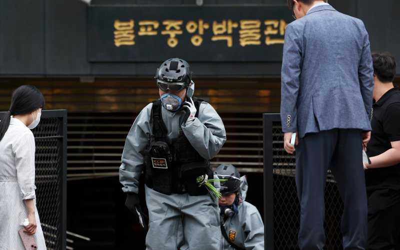 [바카라사이트 쿠폰=뉴시스] 홍효식 기자 = 10일 바카라사이트 쿠폰 종로구 조계사 옆 한국불교역사문화기념관에서 화재가 발생해 과학수사대 화재감식단이 현장을 나오고 있다. 2025.06.10. yesphoto@newsis.com