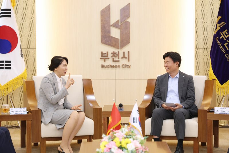 [부천=뉴시스]정일형 기자 = 아이다 대사(왼쪽)와 조용익 바카라사이트 가입장이 담소를 나누고 있다. (사진=바카라사이트 가입 제공)