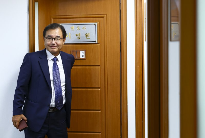 [서울=뉴시스] 김근수 기자 = 채 상병 특검 특별검사로 임명된 이명현 특별검사이 13일 서울 서초동 사무실을 나서고 있다. 2025.06.13. ks@newsis.com