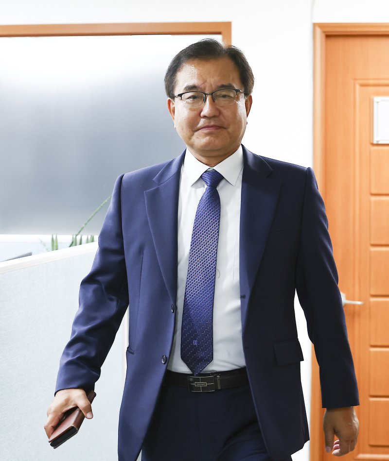 [서울=뉴시스] 김근수 기자 = 순직 해병 수사 방해 의혹 사건을 수사할 이명현 특별검사가 13일 서울 서초동 사무실을 나서고 있다. 2025.06.13. ks@newsis.com