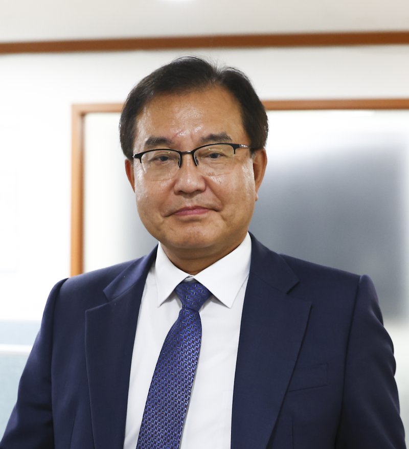 [서울=뉴시스] 김근수 기자 = 채 상병 특검 특별검사로 임명된 이명현 전 국방부 검찰단 고등검찰부장이 13일 서울 서초동 사무실을 나서고 있다. 2025.06.13. ks@newsis.com