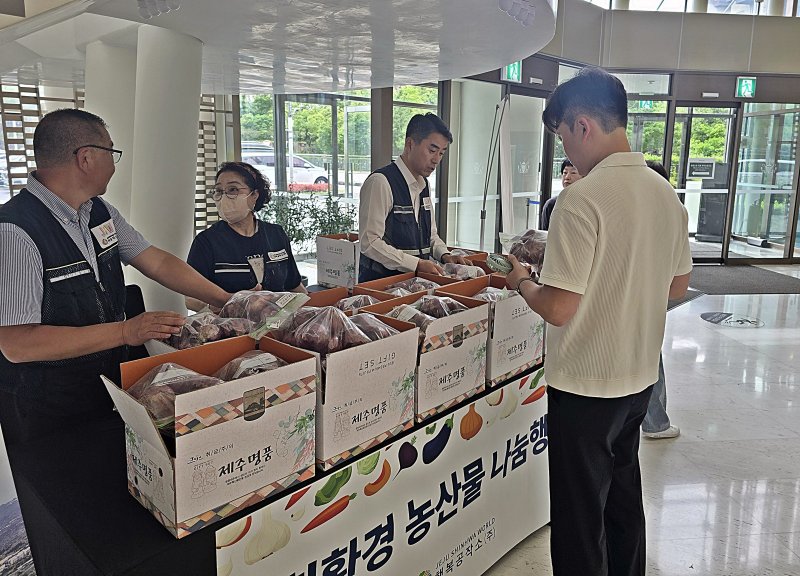제주 서귀포시 안덕면에 위치한 복합리조트 바카라사이트 뱃무브㈜는 13일 제주 1호 장애인표준사업장 행복공작소가 장애인 직원들이 직접 키운 자색양파를 고객에게 증정하는 사은행사를 열었다(바카라사이트 뱃무브 제공)/바카라사이트 뱃무브1