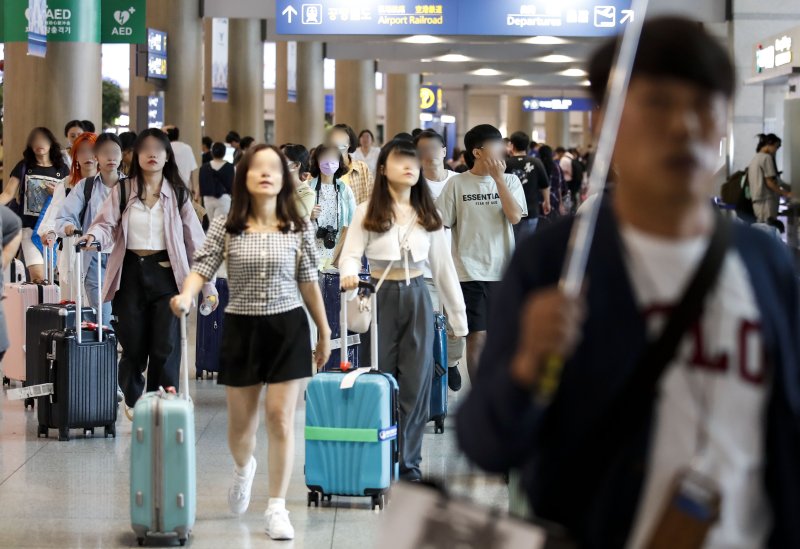 [서울=뉴시스] 정병혁 기자 = 인천국제공항 제1터미널로 입국한 중국인 여행객들이 버스를 탑승하기 위해 이동하고 있다. 2023.08.27. jhope@newsis.com