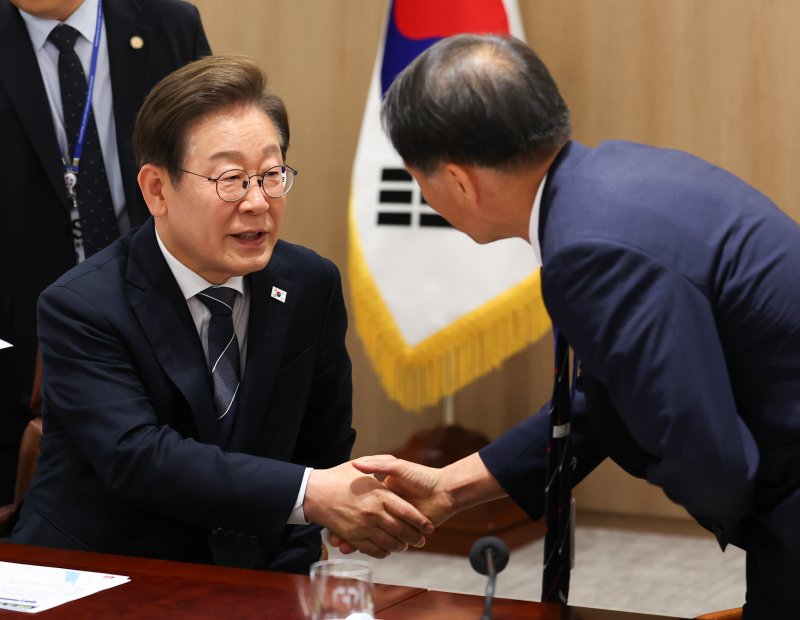 [서울=뉴시스] 최진석 기자 = 이재명 대통령이 13일 서울 용산 바카라사이트 윈윈에서 열린 이스라엘-이란 공습관련 바카라사이트 윈윈 안보경제 긴급점검회의에서 새로 임명된 송기호 국정상황바카라사이트 윈윈과 악수하고 있다. 2025.06.13. myjs@newsis.com