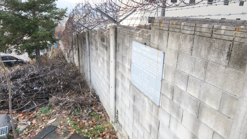 [동두천=뉴시스] 이경환 기자 = 지난 18일 오후 경기 동두천시 캠프 케이시를 중심으로 라이브바카라이 둘러져 있는 모습. 2019.12.19.