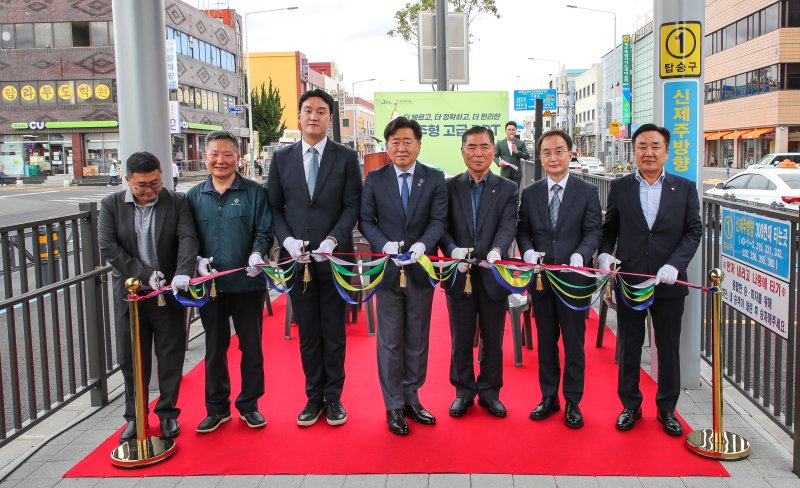 [제주=뉴시스] 우장호 기자 = 13일 오전 제주시 버스터미널 앞 섬식정류장에서 열린 '제주형 BRT 고급화 사업(서광로) 개통식' 행사에서 오영훈(가운데) 제주지사와 김수상(오른쪽 두번째) 국토교통부 대도시권광역교통위원회 본부장 등 관계들이 테이프 커팅 퍼포먼스를 하고 있다. 2025.06.13. woo1223@newsis.com
