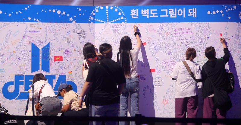 '방탄소년단 데뷔 12주년' 2025 BTS 페스타 찾은 아미들 [뉴시스Pic]
