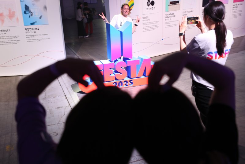 '방탄소년단 데뷔 12주년' 2025 BTS 페스타 찾은 아미들 [뉴시스Pic]