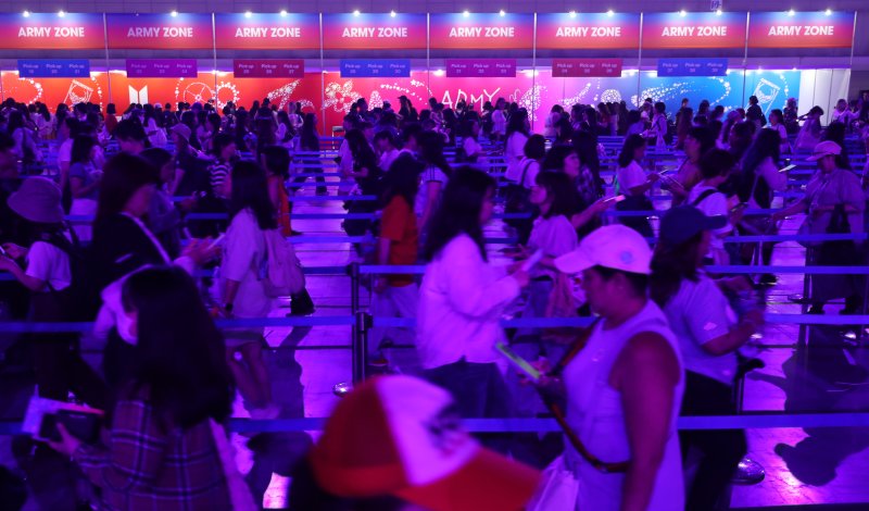 '방탄소년단 데뷔 12주년' 2025 BTS 페스타 찾은 아미들 [뉴시스Pic]