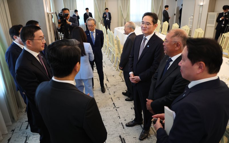 [서울=뉴시스] 최진석 기자 = 이재용 삼성전자 회장이 13일 서울 용산 대통령실에서 열린 6경제단체와 기업인 간담회에서 참석자들과 대화를 하고 있다. 2025.06.13. myjs@newsis.com