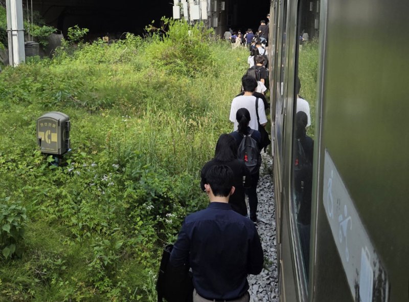 13일 오전 경의중앙선 신촌역 인근에서 서울역행 경의중앙선 열차가 단전으로 인해 신촌역 앞 50m지점에서 멈취 승객들이 열차에서 내려 신촌 역으로 걸어가고 있다. (독자 제공, 재판매 및 DB금지) 2025.6.13/뉴스1