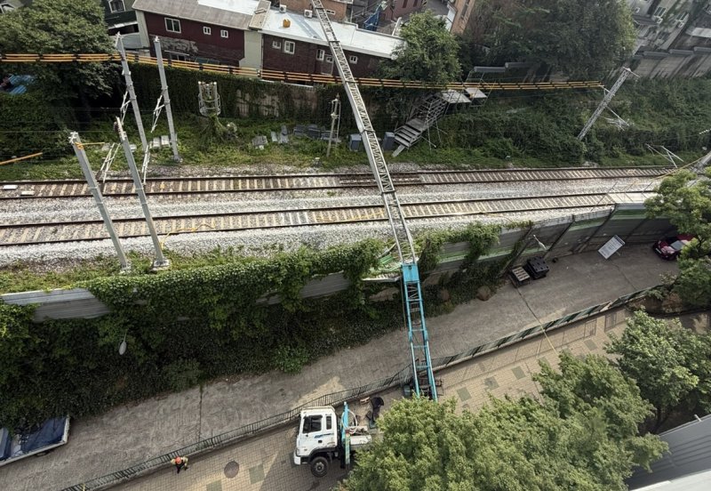 13일 서울 서대문구 경의중앙선 가좌역∼신촌역 구간 선로 위로 사다리차가 넘어져 있다. 이 사고로 전기 공급 장애가 발생해 열차 운행이 지연됐다. (서울서대문소방서 제공. 재판매 및 DB금지) 2025.6.13/뉴스1