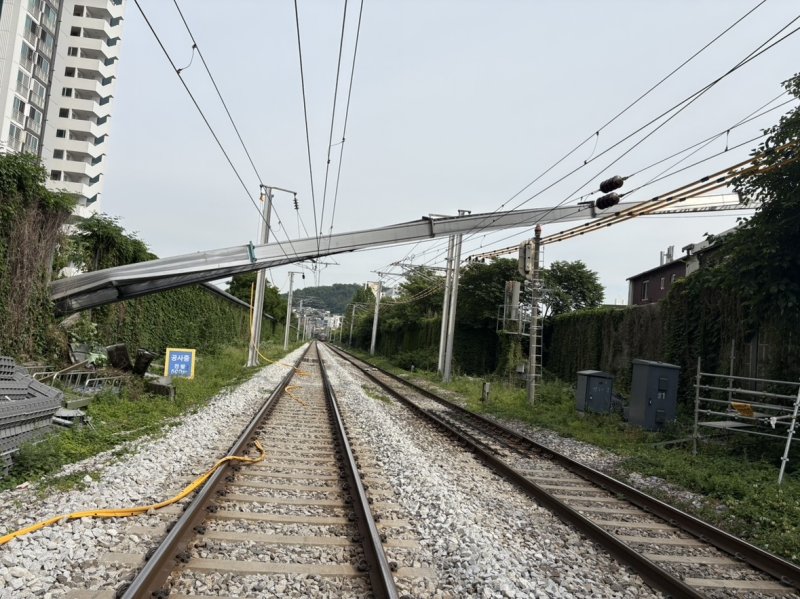 13일 서울 서대문구 경의중앙선 가좌역∼신촌역 구간 선로 위로 사다리차가 넘어져 있다. 이 사고로 전기 공급 장애가 발생해 열차 운행이 지연됐다. (서울서대문소방서 제공. 재판매 및 DB금지) 2025.6.13/뉴스1