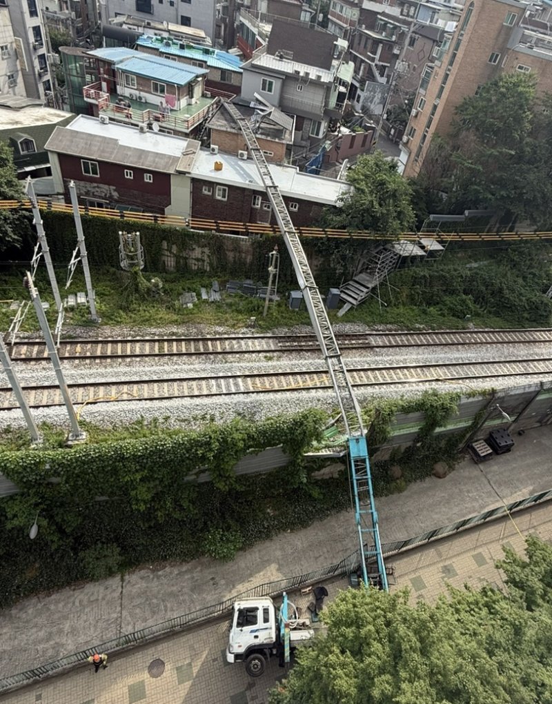 13일 서울 서대문구 경의중앙선 가좌역∼신촌역 구간 선로 위로 사다리차가 넘어져 있다. 이 사고로 전기 공급 장애가 발생해 열차 운행이 지연됐다. (서울서대문소방서 제공. 재판매 및 DB금지) 2025.6.13/뉴스1