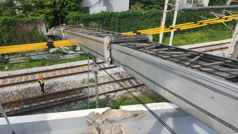 13일 서울 서대문구 경의중앙선 가좌역∼신촌역 구간 선로 위로 사다리차가 넘어져 있다. 이 사고로 전기 공급 장애가 발생해 열차 운행이 지연됐다. (서울서대문소방서 제공. 재판매 및 DB금지) 2025.6.13/뉴스1