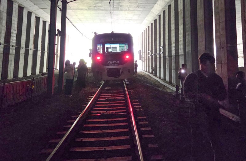 13일 오전 경의중앙선 신촌역 인근에서 사다리차 전도사고가 발생해 가좌역~신촌역 구간이 양방향 통제된 가운데 서울역행 경의중앙선 열차에 탑승한 승객들이 열차에서 내려 선로를 따라 대피하고 있다. (독자 제공, 재판매 및 DB금지)