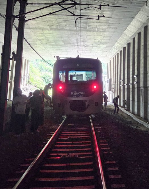 13일 오전 경의중앙선 신촌역 인근에서 사다리차 전도사고가 발생해 가좌역~신촌역 구간이 양방향 통제된 가운데 서울역행 경의중앙선 열차에 탑승한 승객들이 열차에서 내려 선로를 따라 대피하고 있다. (독자 제공, 재판매 및 DB금지)
