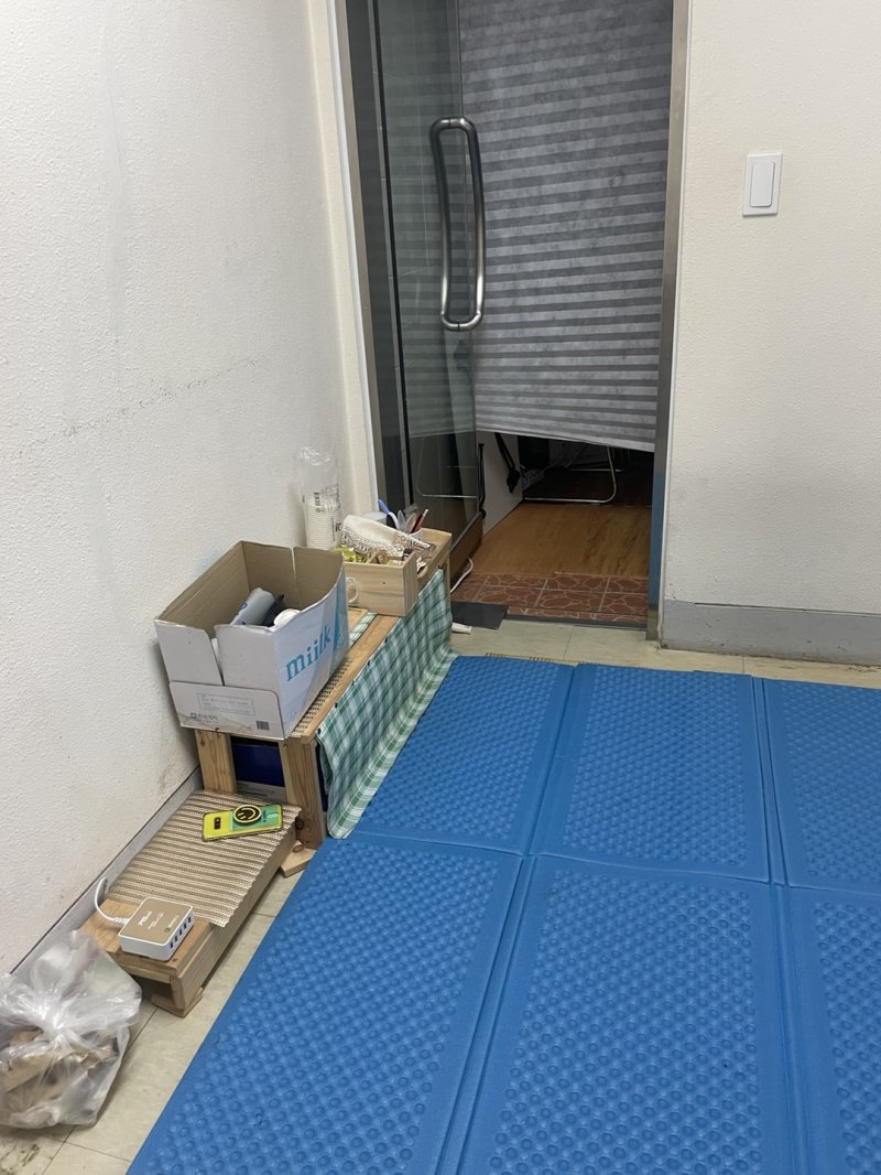 [창원=뉴시스] 강경국 기자 = 박해정 경남 창원시의원이 12일 열린 행정사무감사에서 공개한 창원시립합창단의 열악한 휴게·연습 공간 사진. (사진=창원시의회 제공). 2025.06.13. photo@newsis.com *재판매 및 DB 금지