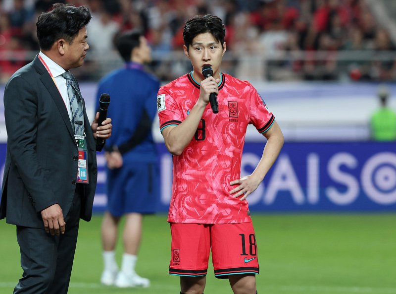 [서울=뉴시스] 김근수 기자 = 11회 연속 월드컵 본선 진출에 성공한 한국 축구대표팀 이강인이 지난 10일 서울 마포구 서울월드컵경기장에서 열린 2026 국제축구연맹(FIFA) 북중미월드컵 아시아 3차 예선 쿠웨이트와의 경기를 마친 후 인사말을 하고 있다. 2025.06.10. ks@newsis.com