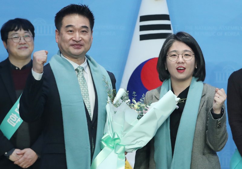 용혜인 새진보연합 상임선대위원장(오른쪽)이 15일 오전 서울 여의도 국회 소통관에서 열린 새진보연합 2호 인재 영입 발표 기자회견에서 최혁진 iN라이프케어연합회 정책위원장과 기념촬영을 하고 있다. 2024.2.15/뉴스1 ⓒ News1 임세영 기자