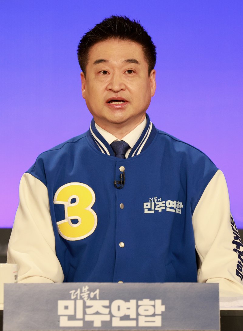 [서울=뉴시스] 고범준 기자 = 지난해 4월1일 오전 서울 영등포구 KBS본관 스튜디오에서 열린 제22대 비례대표 국회의원 선거 후보자 토론회에서 최혁진 더불어민주연합 후보가 토론 준비를 하고 있다. 2024.04.01. bjko@newsis.com