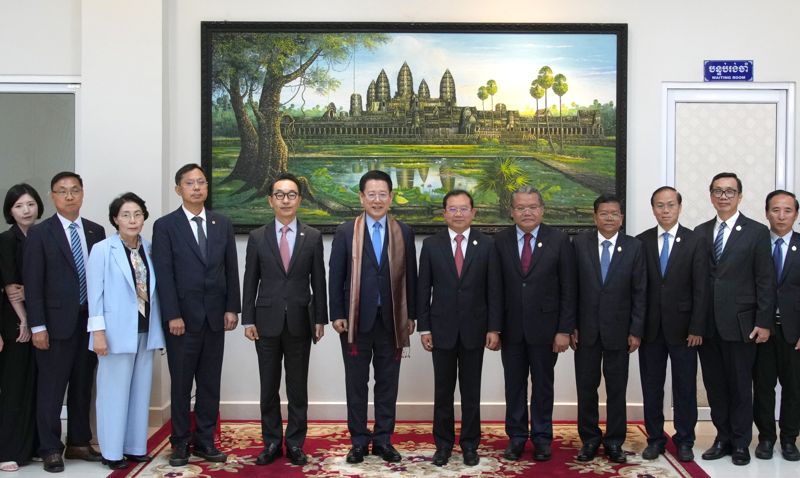 캄보디아를 방문 중인 김영록 전남도지사(오른쪽에서 여섯 번째)가 13일 프놈펜에서 열린 '전남도-캄보디아 보건의료 교류 및 협력 고위급 회담'에 참석해 치앙 라 캄보디아 보건부 장관(일곱 번째), 최운창 전남도의사회장, 렘 다라 캄보디아의사회장 등 주요 관계자들과 기념촬영을 하고 있다. 전남도 제공