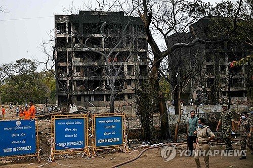 여객기 추락으로 불에 탄 건물 (출처=연합뉴스)