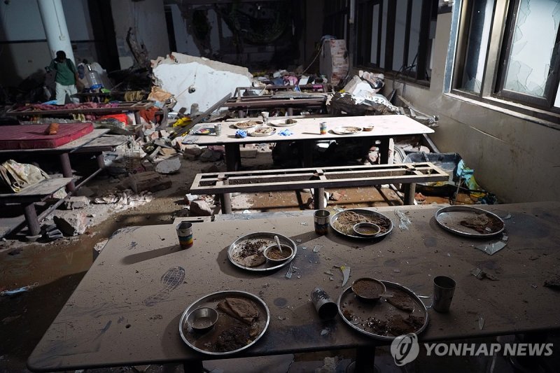 식탁 위에 그대로 남겨진 식판 (출처=연합뉴스)