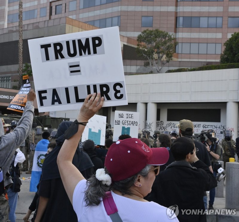로스앤젤레스 시내에서 벌어진 반(反)트럼프 시위 (출처=연합뉴스)