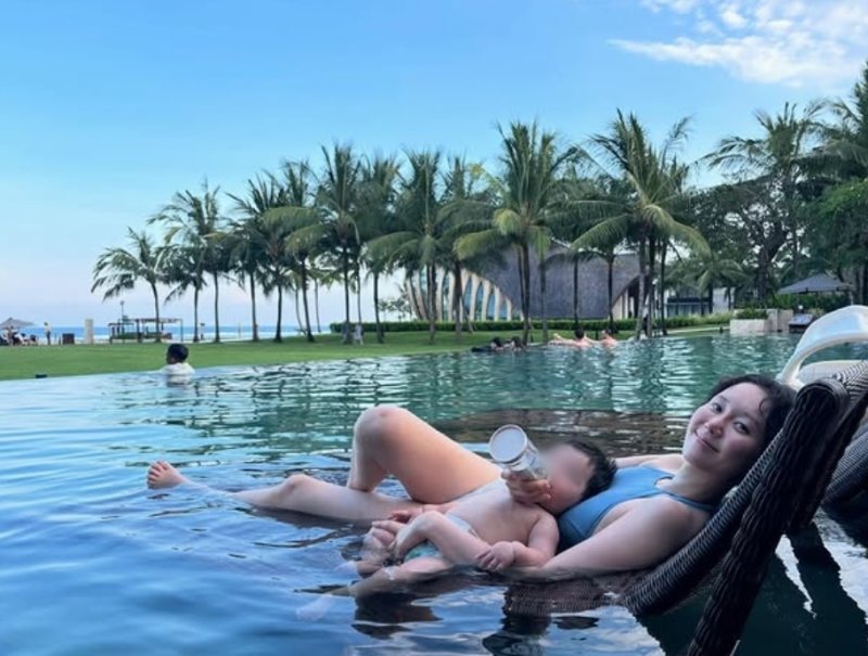 '엄마' 된 이유영, 수영복 입고 딸 육아…행복한 얼굴 [N샷]