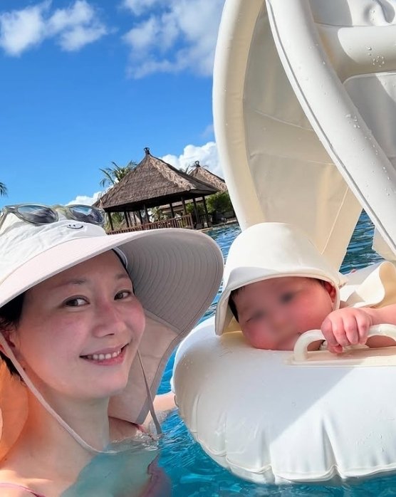 '엄마' 된 이유영, 수영복 입고 딸 육아…행복한 얼굴 [N샷]