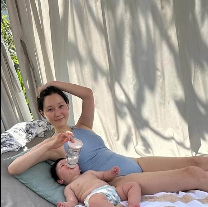 '엄마' 된 이유영, 수영복 입고 딸 육아…행복한 얼굴 [N샷]