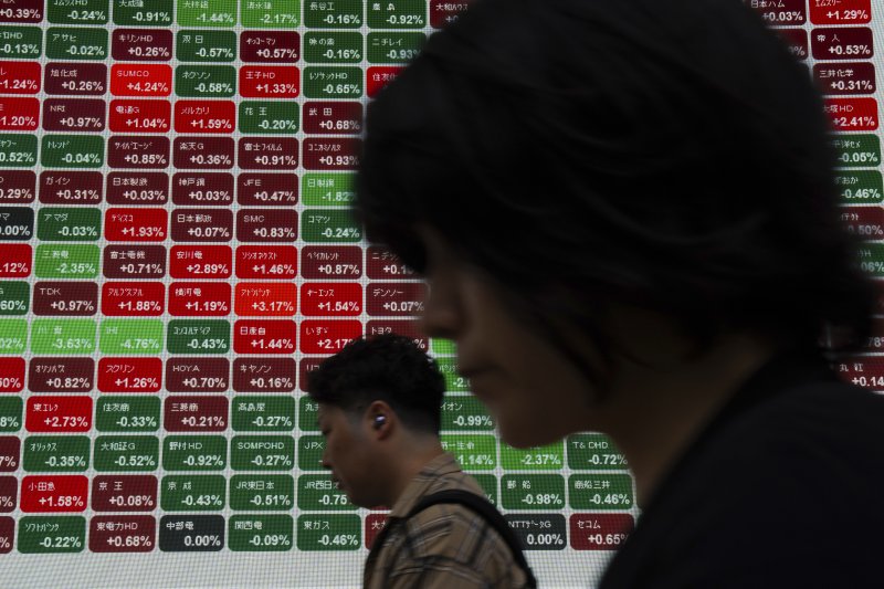 [도쿄=AP/뉴시스]지난 11일 일본 도쿄의 한 증권사 전광판을 시민들이 지나가고 있다. 2025.06.13.