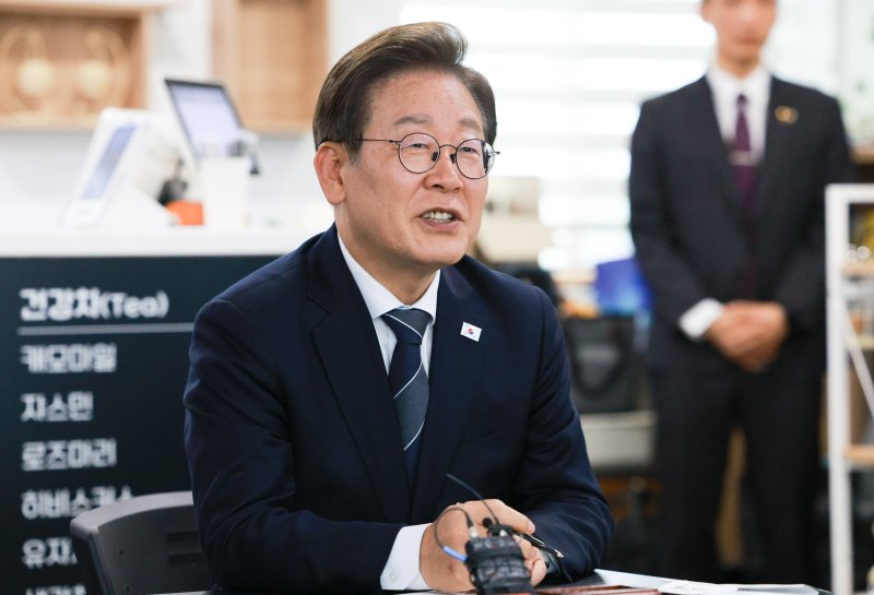 李, 통일촌서 "국민 편안한 일상, 정치가 제공해야 할 최소한 삶의 기반"