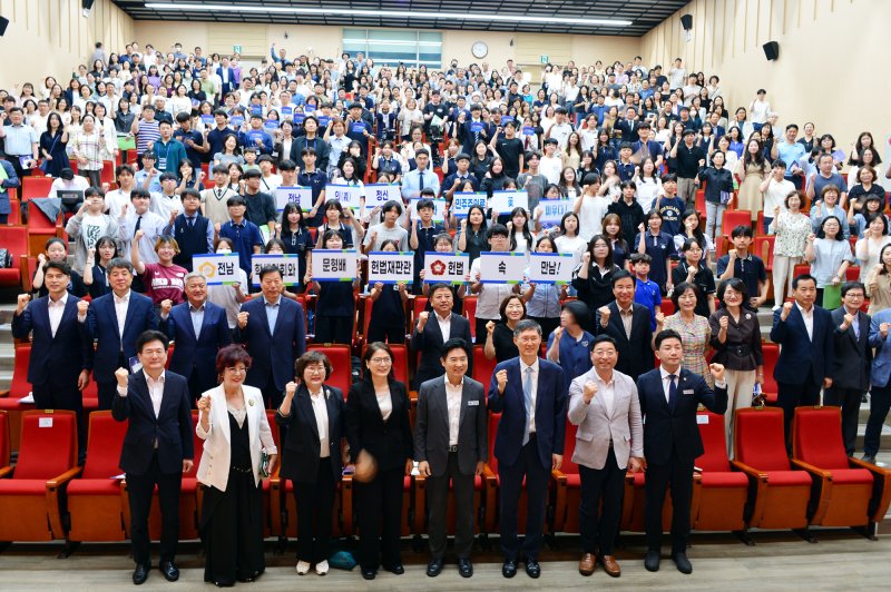 [순천=뉴시스] 김석훈 기자 = 문형배 전 헌법재판관이 13일 순천만생태문화교육원에서 열린 '민주시민 토크콘서트'에 참석해 '헌법의 관점에서 교육을 생각하다' 주제로 강의한 후 기념촬영하고 있다. 2025.06.13. kim@newsis.com