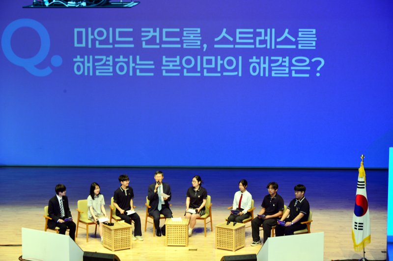 [순천=뉴시스] 김석훈 기자 = 문형배 전 헌법재판관이 13일 순천만생태문화교육원에서 열린 '민주시민 토크콘서트'에 참석해 전남학생의회 학생들과 함께 토크콘서트 하고 있다. 2025.06.13. kim@newsis.com