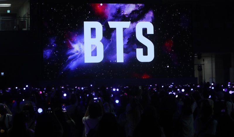 "외딴 섬 같은 나도 빛날 수…" 방탄소년단&middot;아미 '52㎐ 고래', 정확한 헤엄의 실험