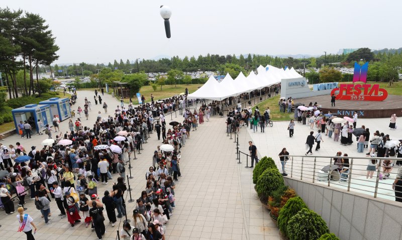 "외딴 섬 같은 나도 빛날 수…" 방탄소년단&middot;아미 '52㎐ 고래', 정확한 헤엄의 실험