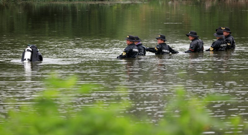 경찰이 13일 충북 청주시 흥덕구 한 소류지에서 대구 스토킹 여성 살해 용의자 A 씨(40대)를 수색하고 있다. 인근 야산에 설치된 폐쇄회로TV에 이 소류지로 향하는 A씨 모습이 포착했다.2025.6.13/뉴스1 ⓒ News1 김용빈 기자