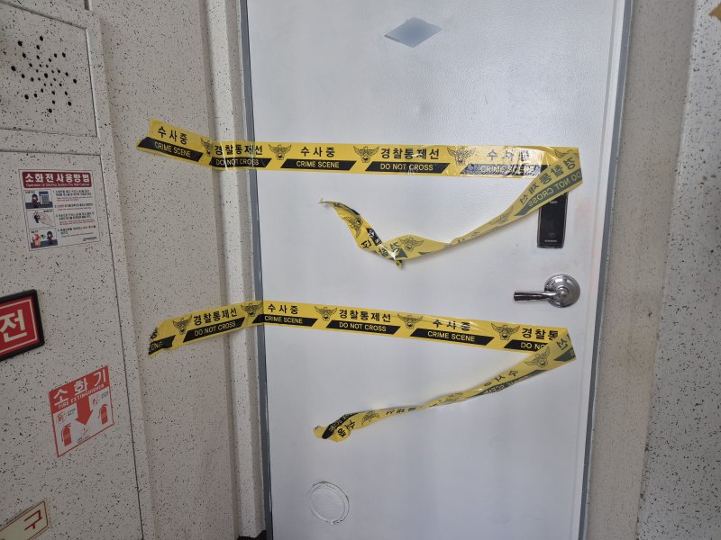 50대 여성이 흉기에 찔려 숨진 대구 달서구의 아파트 입구에 경찰 폴리스라인이 설치됐다.(독자 제공.재판매 및 DB 금지)